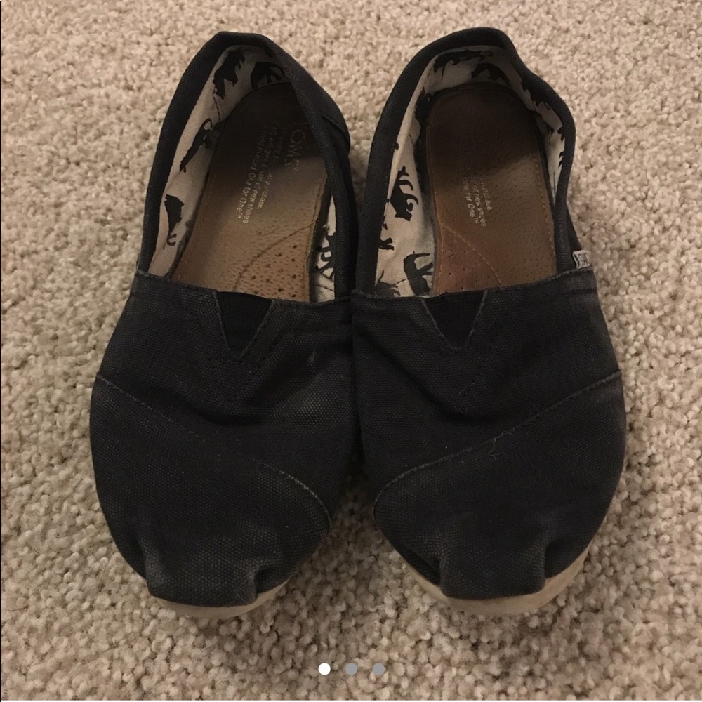 Black TOMS canvas shoes